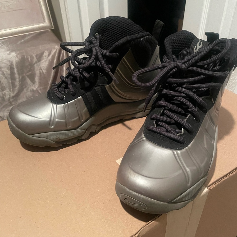 Nike ACG FOAMPOSITE Boots Silver and Black Sneakers LIKE BRAND NEW